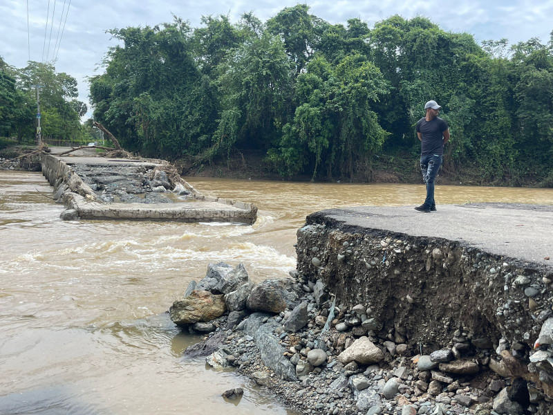 Residentes piden intervención ante desplome del puente entre Bayacanes y La Vega tras lluvias Lea listindiario.com/la-republica/p… #ListínDiario