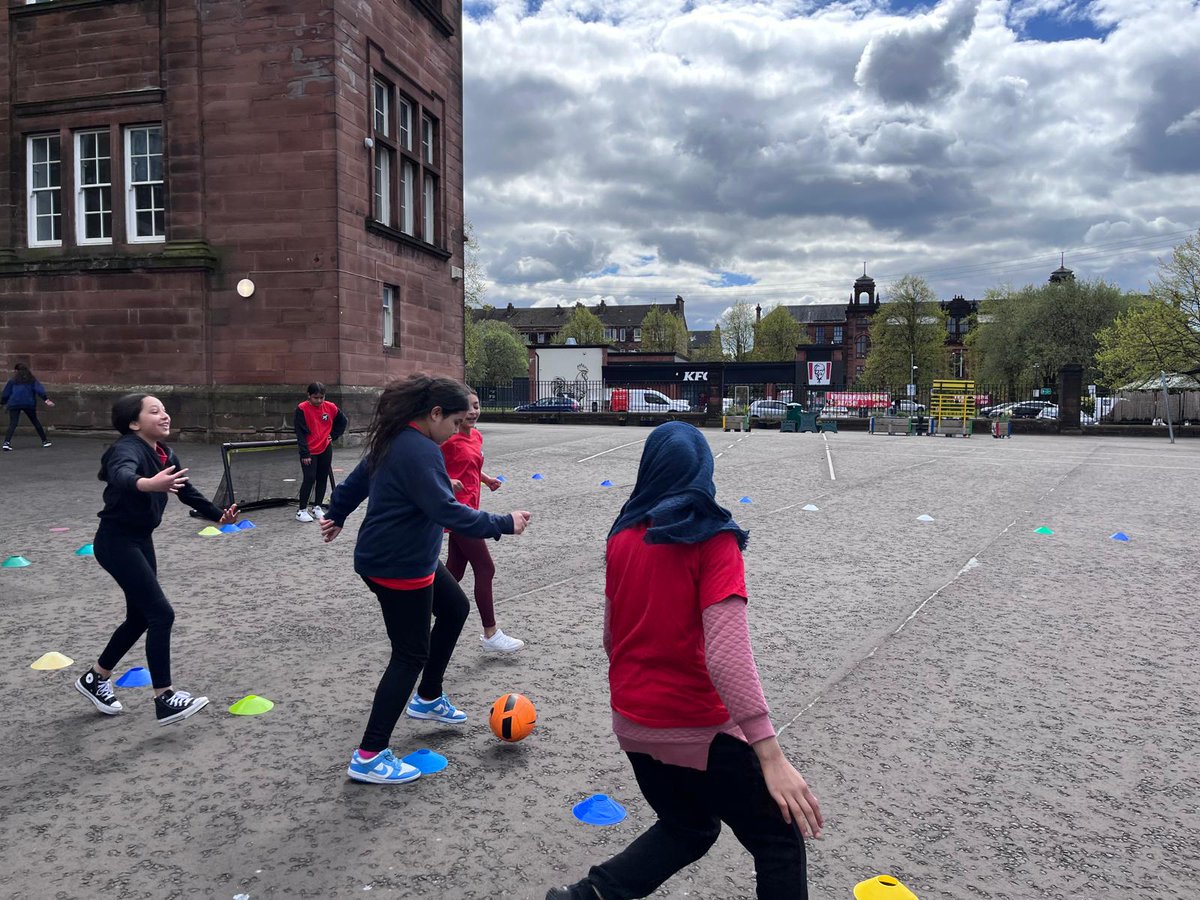 Great work from the Govanhill girls today! @StBridesPS @cuthbertsonpri we really enjoyed our football tournament.Thanks @activeschoolsSG for helping to organise and Cuthbertson for hosting. #ASPRespectsRights #article31