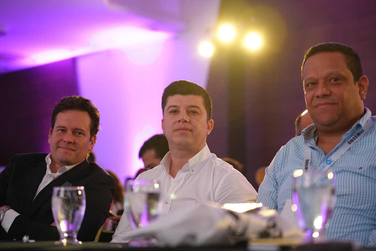 Cotelcolombia's tweet photo. @JoseDuarteG junto con el senador @GustavoMoreno__ y el representante a la Cámara @jorgecercharf, quienes participarán en el panel 'Energía en el Turismo🔋' durante la segunda jornada de la lll Convención del Sector de Alojamiento.
#TransformandoDestinos #RenovandoExperiencias https://t.co/ve6OrJr5K0