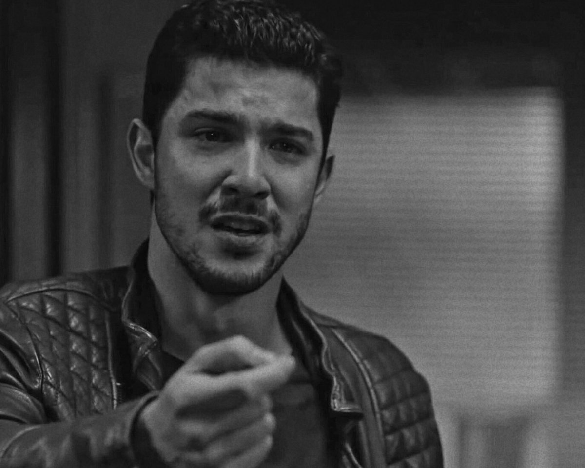 Yansın, zaten yanıyor bi' boşluk var, yeri dolmuyor. Kalbim katilini taniyor ... #Halka #Bahkan 💔