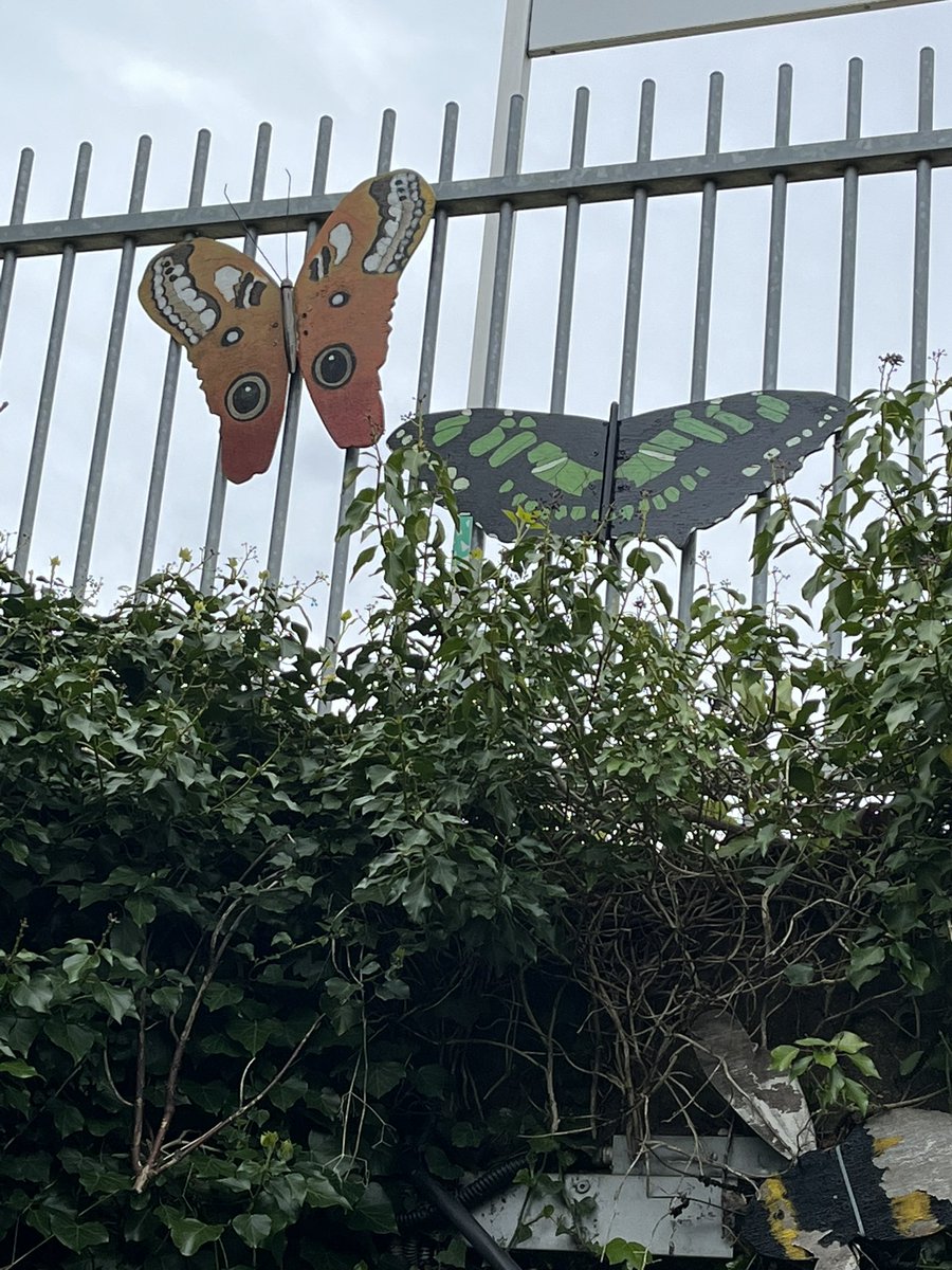 Who doesn’t love the bugs &amp; insects artworks on #ThamesDitton Station. Huge thanks to Alan of TDMenInSheds for keeping the bugs bright &amp; buzzing for all the community to enjoy! Thanks also to our volunteer gardeners, bee_trust &amp; <a href="/ElmbridgeBC/">Elmbridge BC</a>