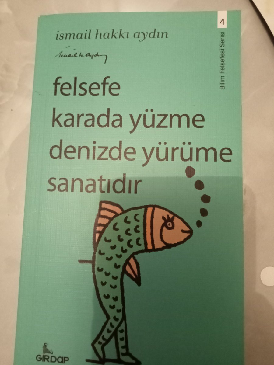 Yüzerek bitiremediğim denizi, yürüyerek bitirmeye çalışmak, yürüyerek bitiremediğim yolu yüzerek bitirmeye çalışmak! Bitmesini istemediğin, istediğinde'de bitiremediğin bi kitap. @bircis @gokcedemirelli