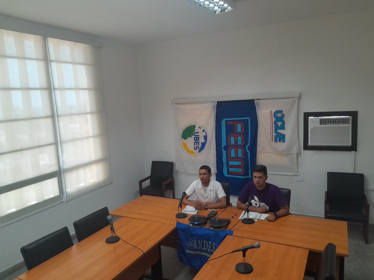 🇵🇸| En un primer momento <a href="/JosEnriquedel10/">Jose Enrique de la Cruz Pérez</a> dio lectura al pronunciamiento de la #FEEMdeCuba en solidaridad con el pueblo palestino.

Se habló sobre: 
👉 La historia de lucha de la @OCLAEOficial57 .
👉 Las RR.II de la FEEM.
👉 Cátedras de la #OCLAE.

#UnidosYEnResistencia 

(2/2)