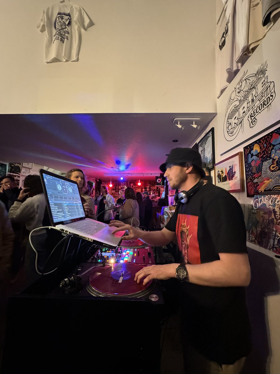 Recap from last week 📀🎛️📀 

Thanks for having me 
Asfalt Events 
Crate Records  
@HetDepot 
BURn  

#scratchworkshop #recordstoreday #djdysfunkshunal #turntablism #djlife