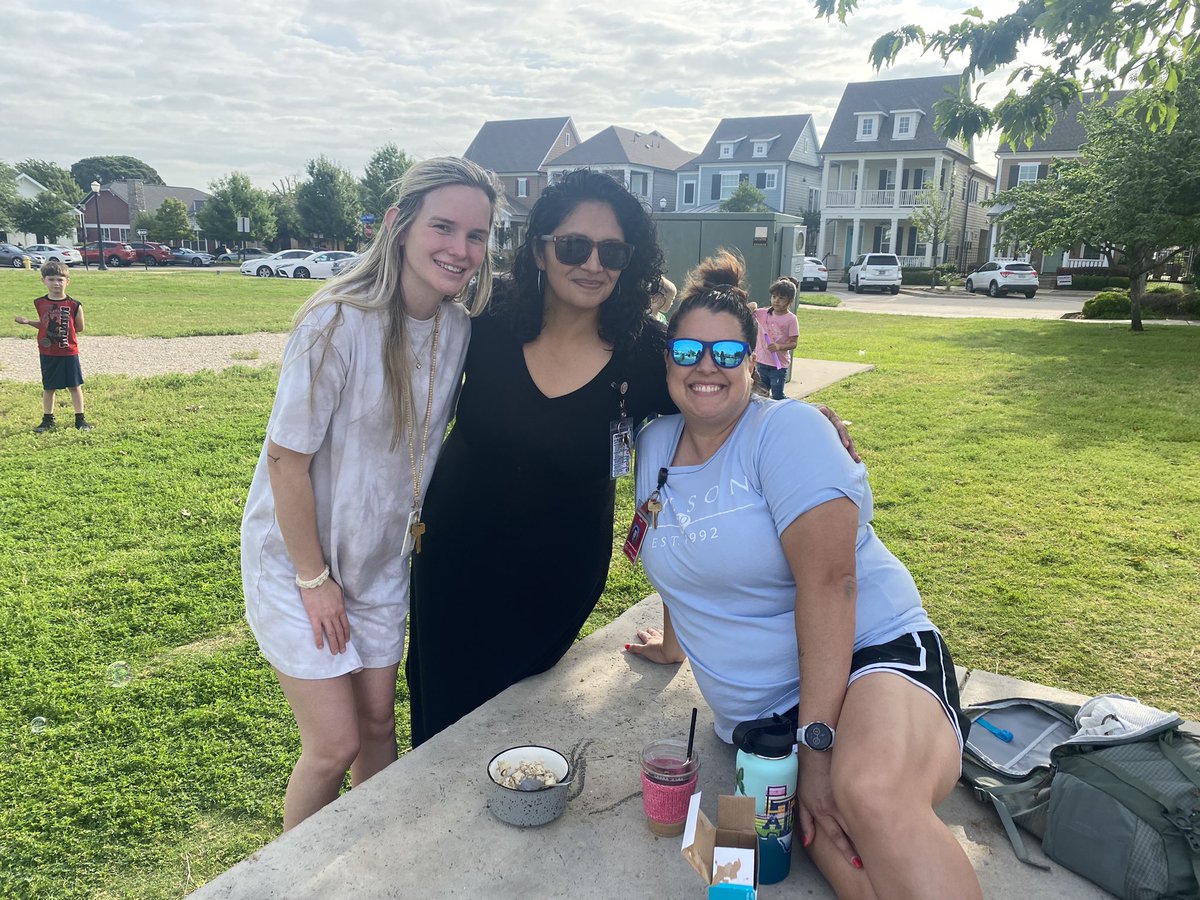 MrsOrozcoS's tweet photo. Que bonito es lo bonito 😍 A tradition is born ✨ #KínderEsMaravilloso #FirstGradeFun #WilsonWay #ExtraRecess @MissByrdWilson @KGConfetti @ChristyYowell @krsilvestri @MsKOndelacy @MrsYoungTX @Maddiespeanburg https://t.co/hscnAl32Ek