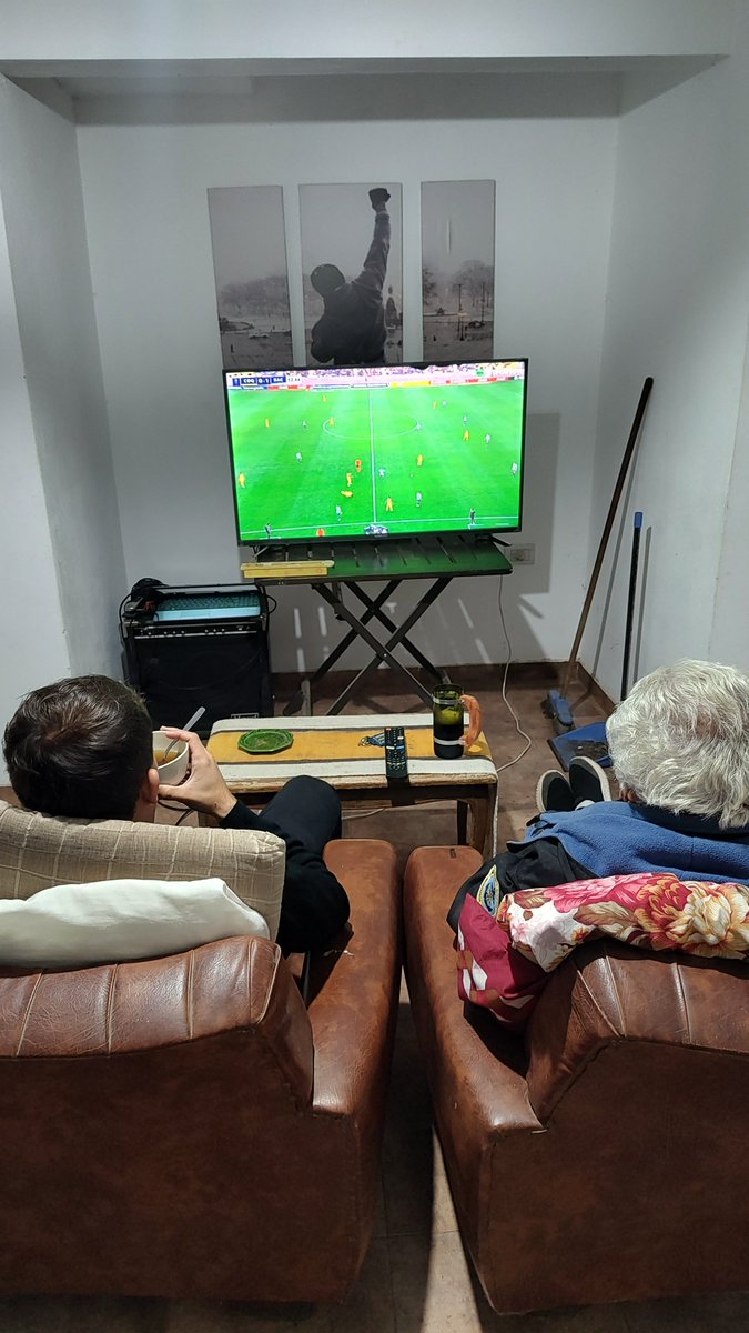 MatiasBottino's tweet photo. Racing VS Coquimbo .  Mi novia captura este momento que vengo viviendo desde que tengo 8 años .  Cumplí 30 y mi abuelo casi 80 y  sigo viviendo la misma escena .  Mi abuelo y yo viendo Racing en cualquier circunstancia que le toque .    Impagable https://t.co/Gw1otwGSCc