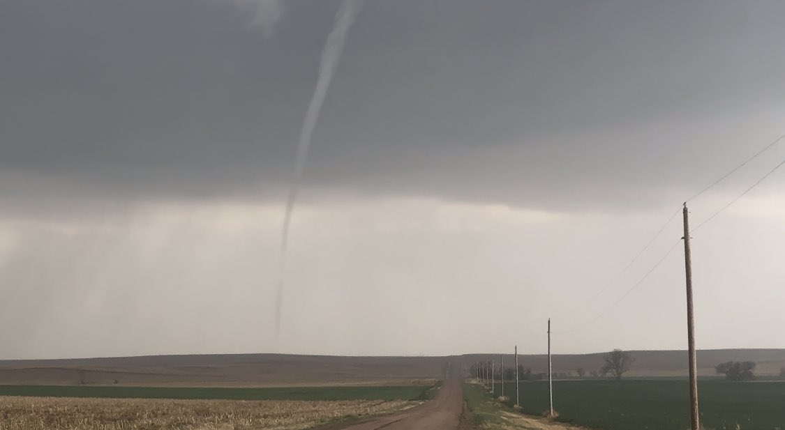 Just had a brief #tornado southwest of Bird City, KS! Danger Noodle! @nwsgoodland St Francis, KS Road 23 a few miles east of Hwy 27! @NWSGoodland