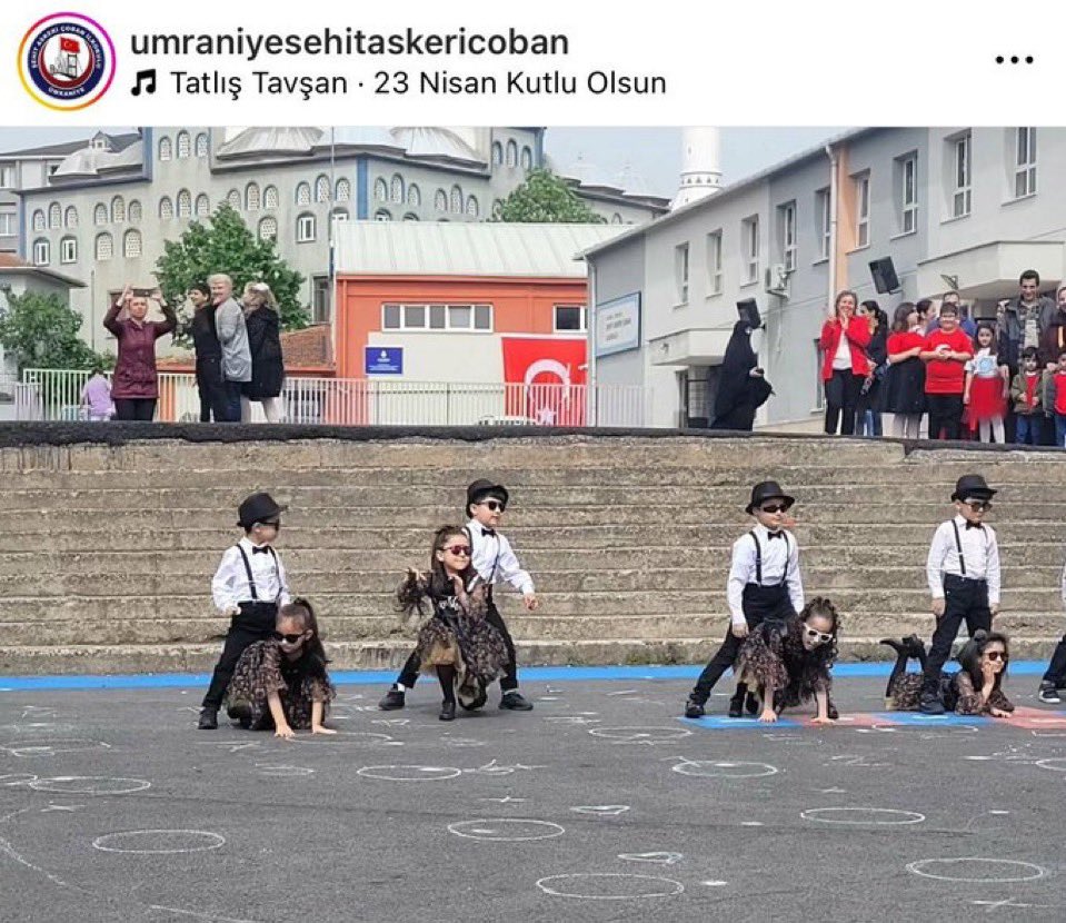 23 Nisan Ahlak çöküşü. Çocukları bu hale getiren zihniyet utansın. Bu kareye soruşturma açmayan milli eğitim bakanı utansın. Bu nasıl bir rezillik.