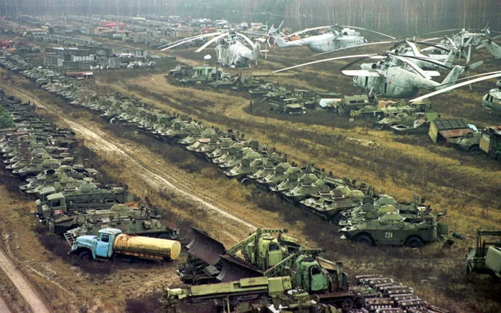 チェルノブイリ原子力発電所事故の浄化作業に使用された後、放棄された車両•ヘリコプターの墓場 (2000.11.10)