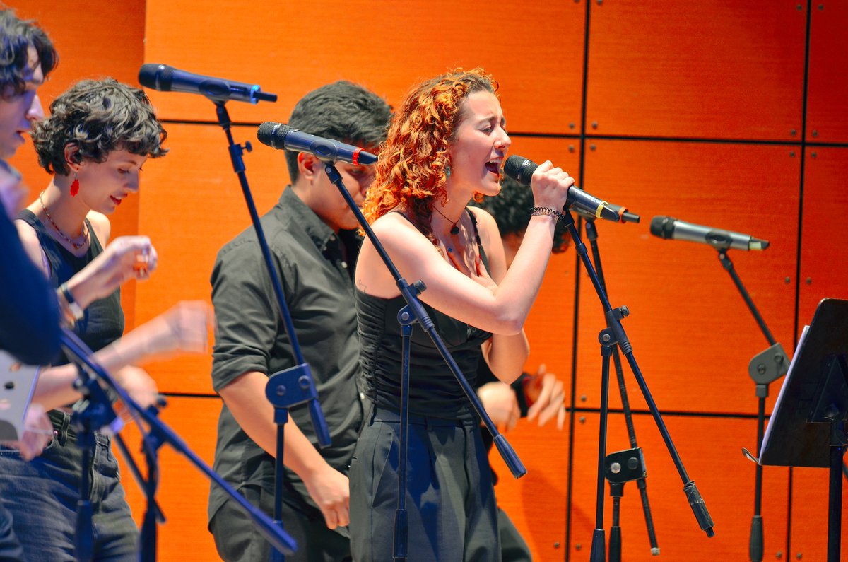 🎓¡Felicidades a todas las nuevas y nuevos magísteres y doctores de la Facultad de #CienciasSociales y de la Facultad de @ArtesUniandes! 👩‍🎓👨‍🎓🙌✨ La ceremonia fue épica con un ensamble musical que nos puso a todos a bailar 💃🕺 ¡Brillen siempre como las estrellas que son!🎉🎓