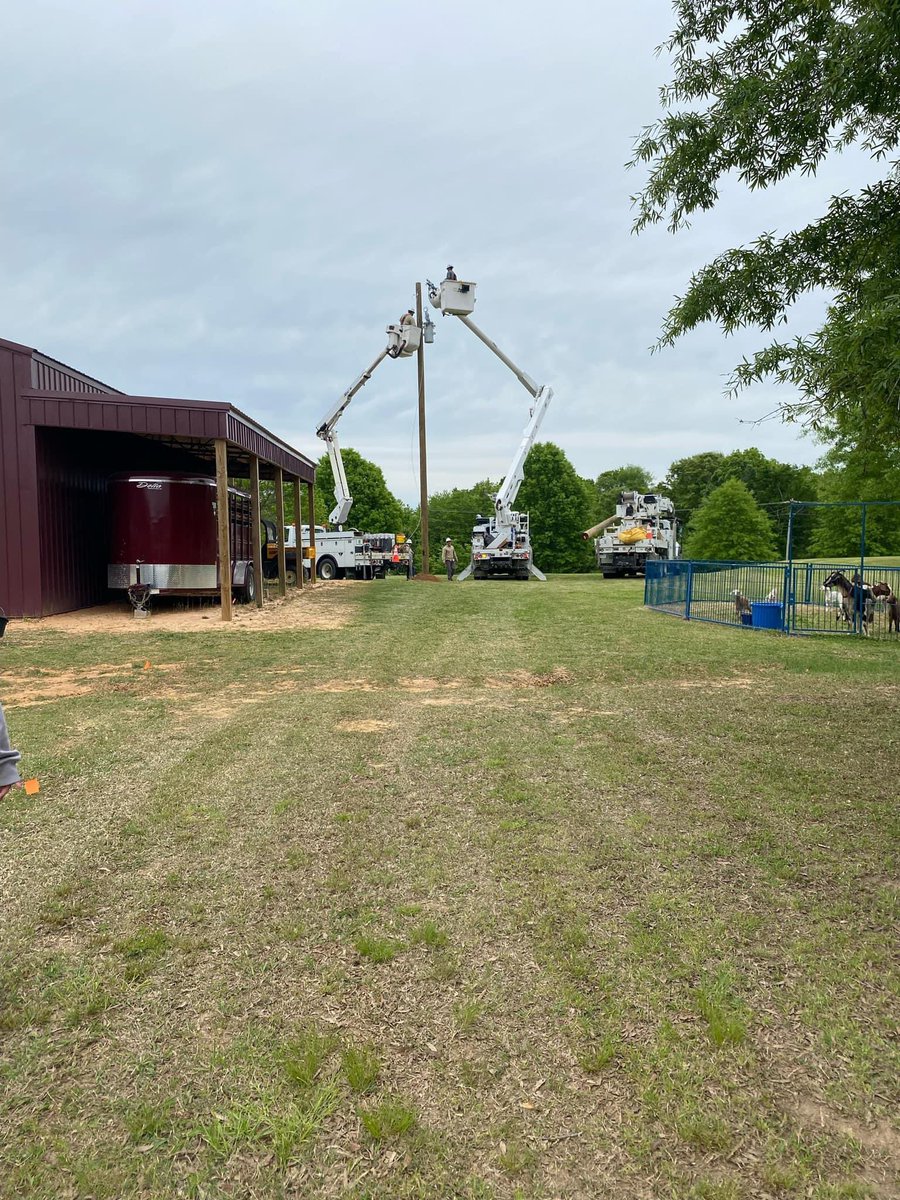 It truly takes a community working together to make success happen for our students! 

Today we are grateful to Jackson Energy Authority for setting the power poles for the electricity for our Large Animal Facility! #TogetherWeWin! 

@Jmcss #chooseus #HubCityFFA #TechLife