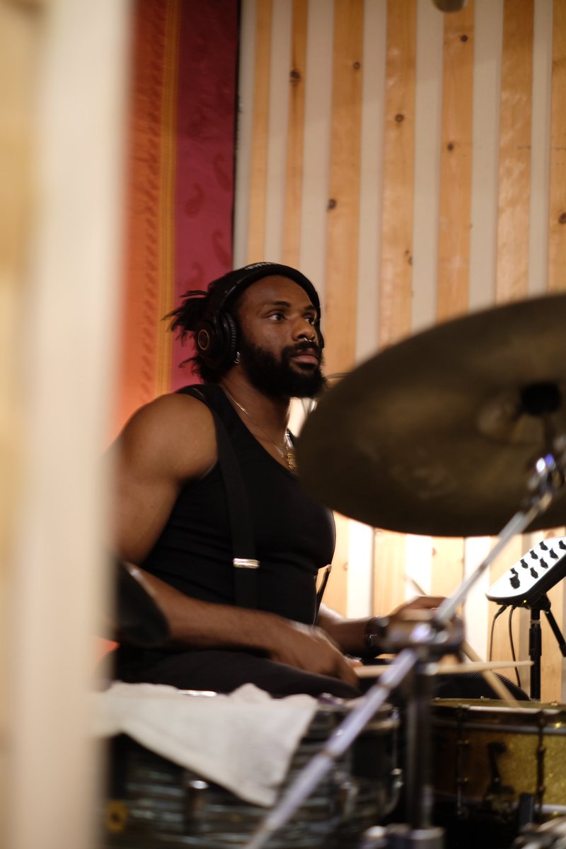 The Cavemen. tweet media