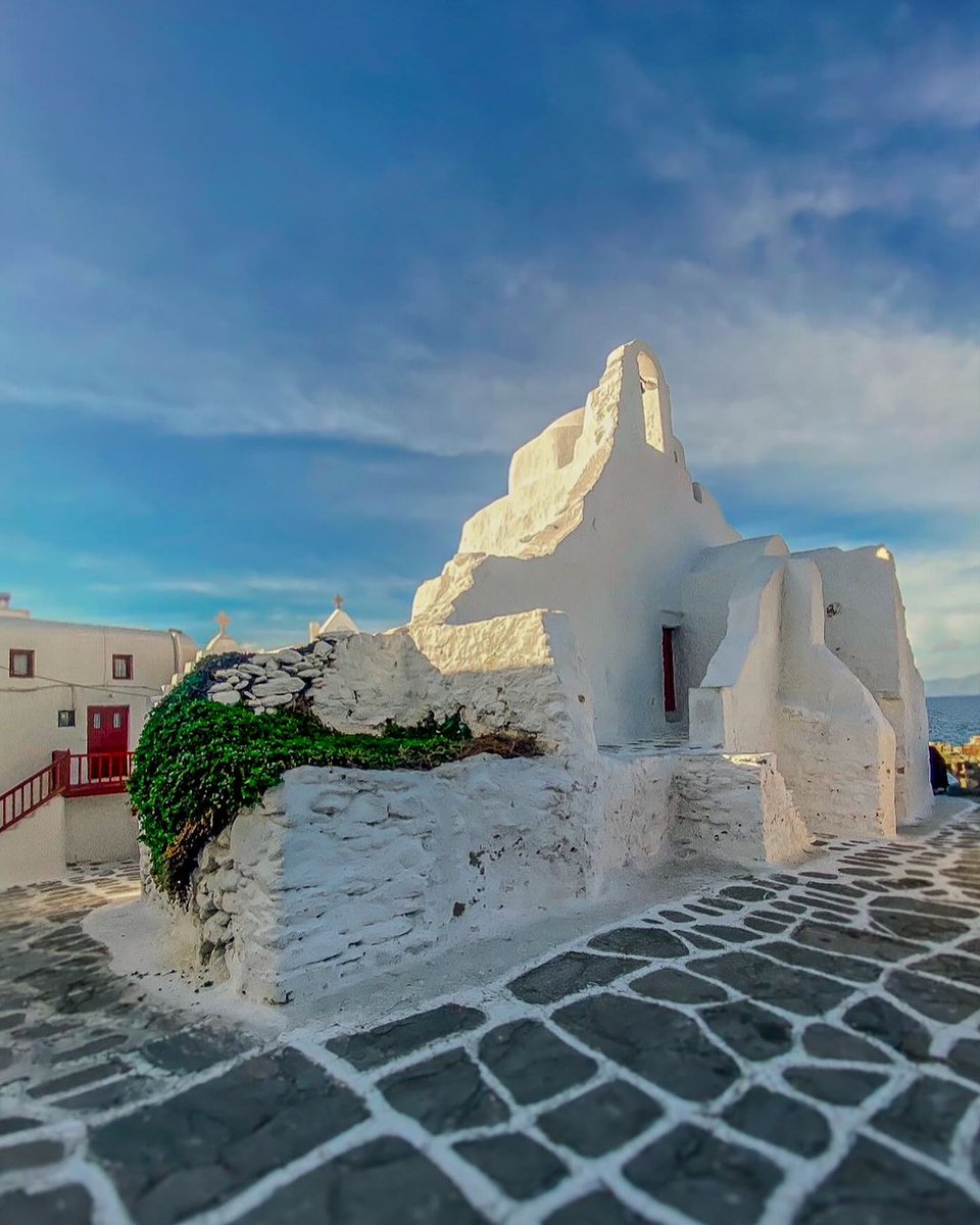 The most iconic church of #Mykonos is Panagia #Paraportiani, dating back to the 1400s. It’s considered a perfect example of Cycladic architecture and is classified as a national monument. 🇬🇷
📷 mykonos_phototour