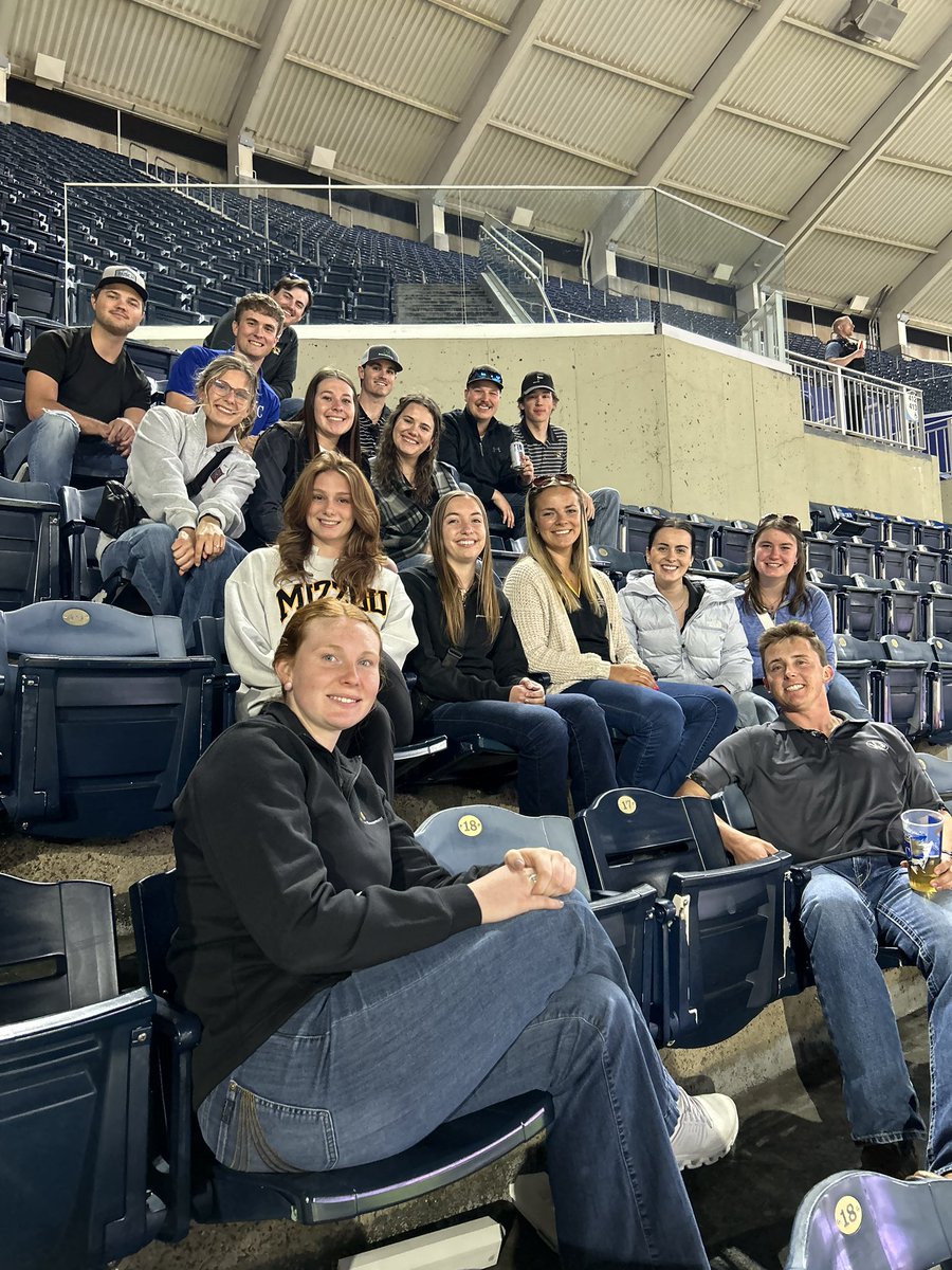 Yesterday our @Mizzou @cafnr undergraduate Agricultural Business Club traveled to Kansas City to meet with professionals at @StoneX_Official @BNSFRailway and @Ingredion to expand upon classroom concepts this semester. Then ended with a @Royals victory! #LandgrantUniversity