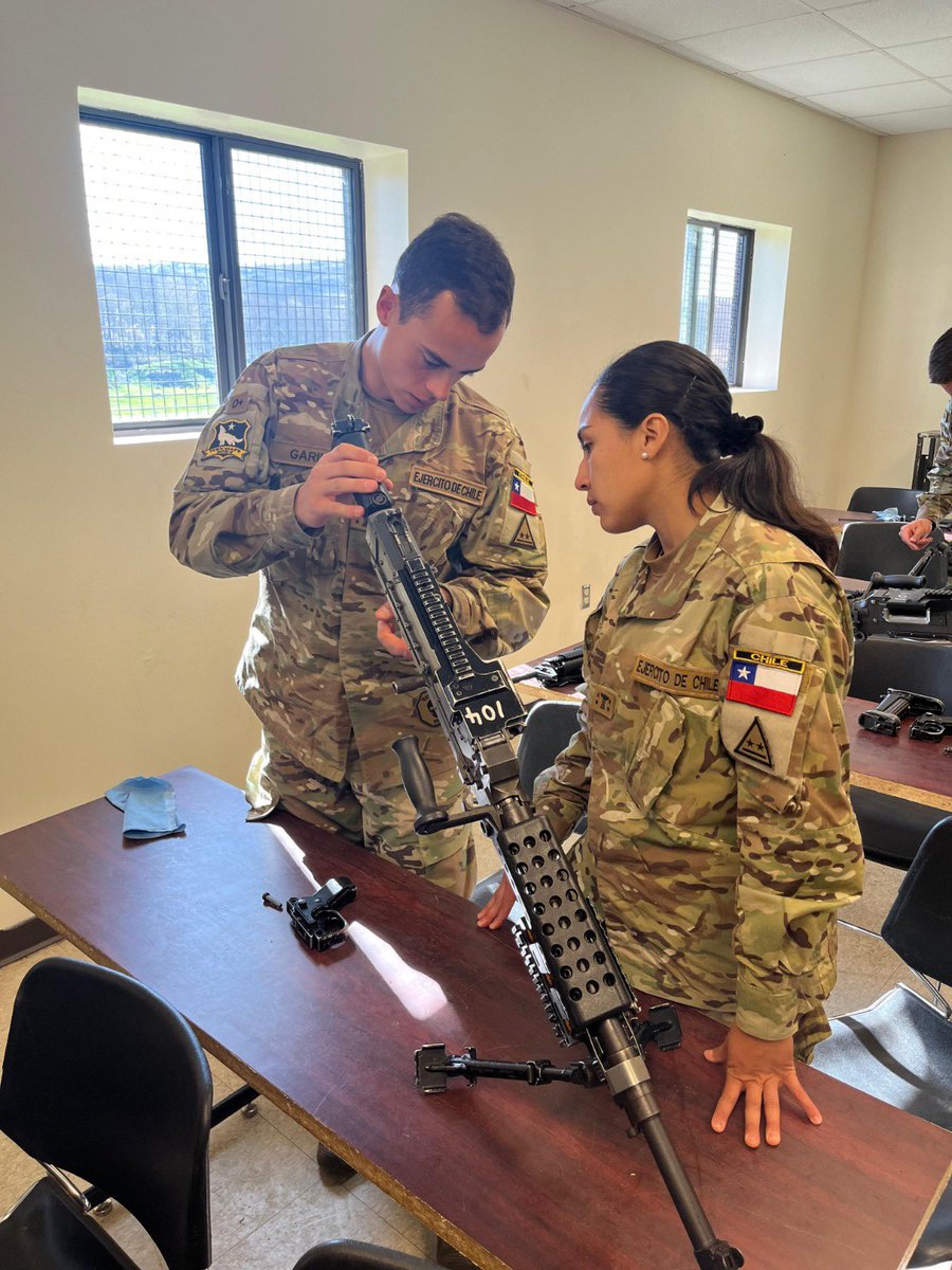 La Patrulla de Cadetes “Weichafe” de la @EscMil_Chile que representarán al #Ejército y a #Chile en “Sandhurst 2024” ya están en 🇺🇸 alistando los últimos detalles para la competencia de habilidades militares que reúne a cadetes de distintos países del mundo.