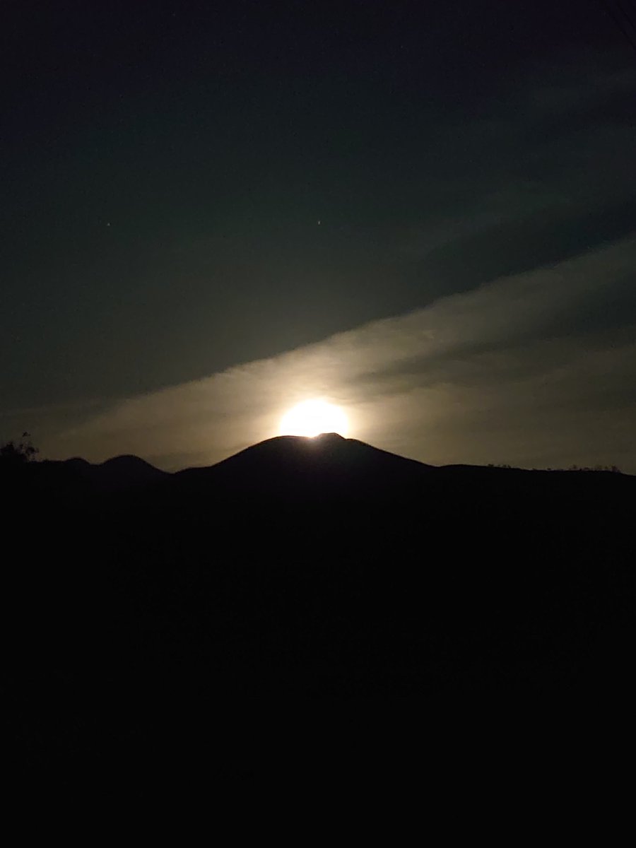 skyrider44's tweet photo. 昨夜の阿蘇杵島岳、何と昇ってきたのは、朝日ではなくお月さまでした。
初めて見たよ
#お月さま
#阿蘇山
#杵島岳
#永草 https://t.co/ZdoOMtl9iD