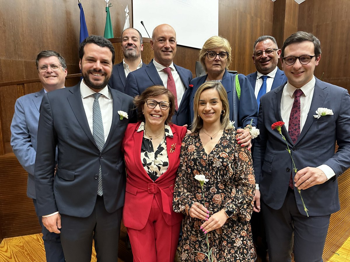 O PSD Aveiro marcou presença esta tarde, na Sessão Solene Comemorativa dos 50 anos do 25 de Abril.

Aveiro, sinónimo de Liberdade e Democracia, tem no seu desenvolvimento, um dos mais belos testemunhos da Revolução dos Cravos.

Celebremos Abril sempre!

Viva o 25 de Abril!
✌🏻🌹🇵🇹