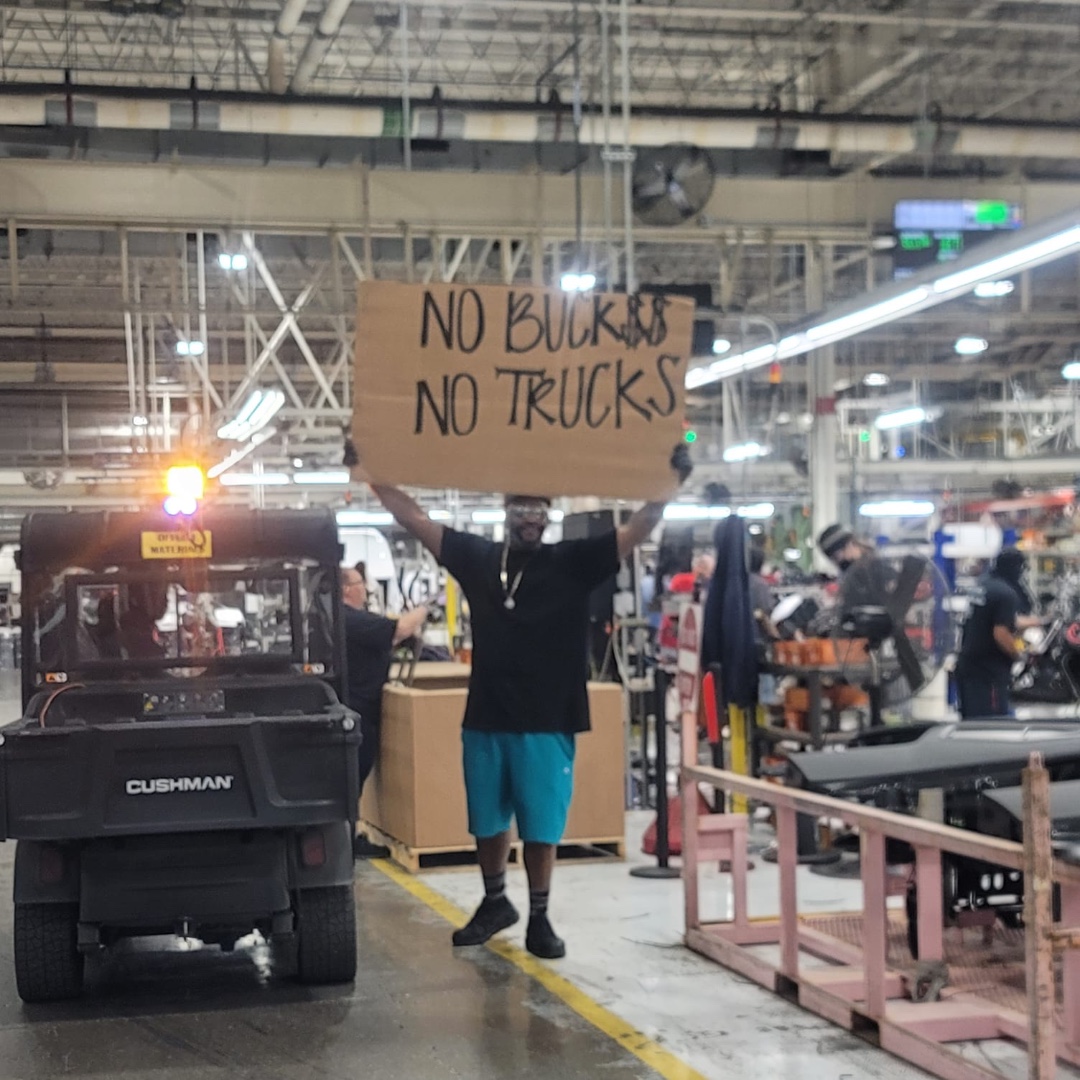 UAW's tweet image. No deals, no wheels. No bucks, no trucks. It’s time for record profits to mean record contracts at Daimler Truck. Tick tock, Daimler!
#StandUpDaimler