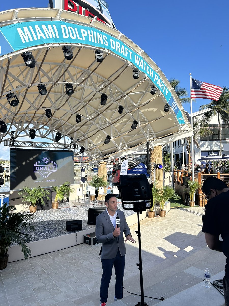 It’s a beautiful night on the water at @Pier5bayside for the @MiamiDolphins Draft Watch Party! Hey @MikeCugnoCBS4!