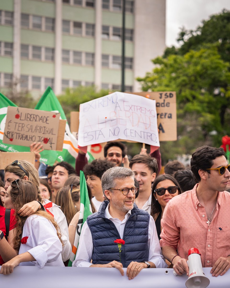 Moedas's tweet photo. O 25 de abril não é de uns nem de outros. É de todos. É a celebração da liberdade contra a polarização e o radicalismo. Abril celebra-se com todos. https://t.co/ZdRQlmn95s