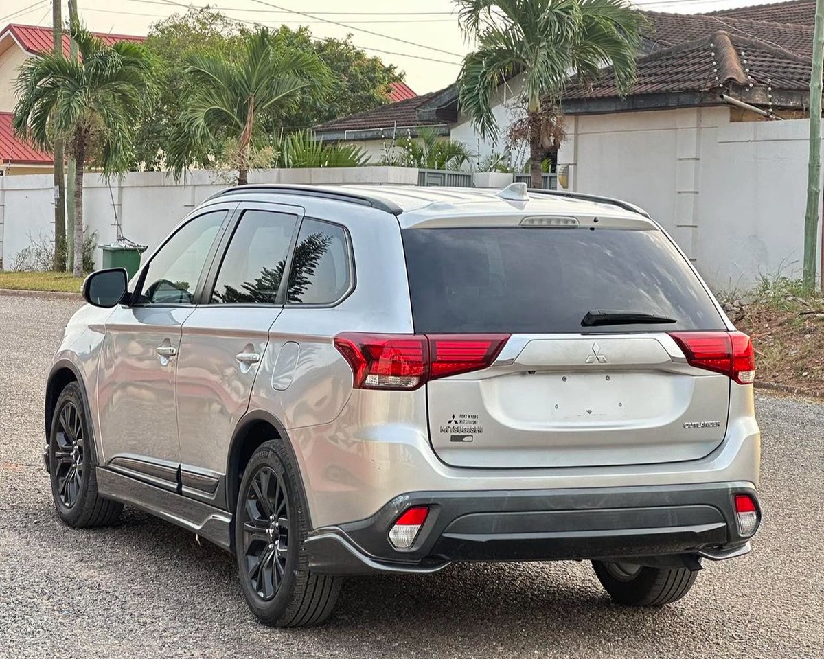 cufferhenry07's tweet photo. @enokay69 2018 Mitsubishi Outlander SE (Special Edition)
Engine 2.4L
Eco mode 
Transmission: Automatic 
Drive:: FWD
Apple CarPlay/ Android Auto
Heated seats 
Rear view  camera 
Sunroof 
Blind spot sensor 
Keyless entry 
Push to start 
Touch Infotainment 
GHC054916734

📞 https://t.co/ou5ADJSawm
