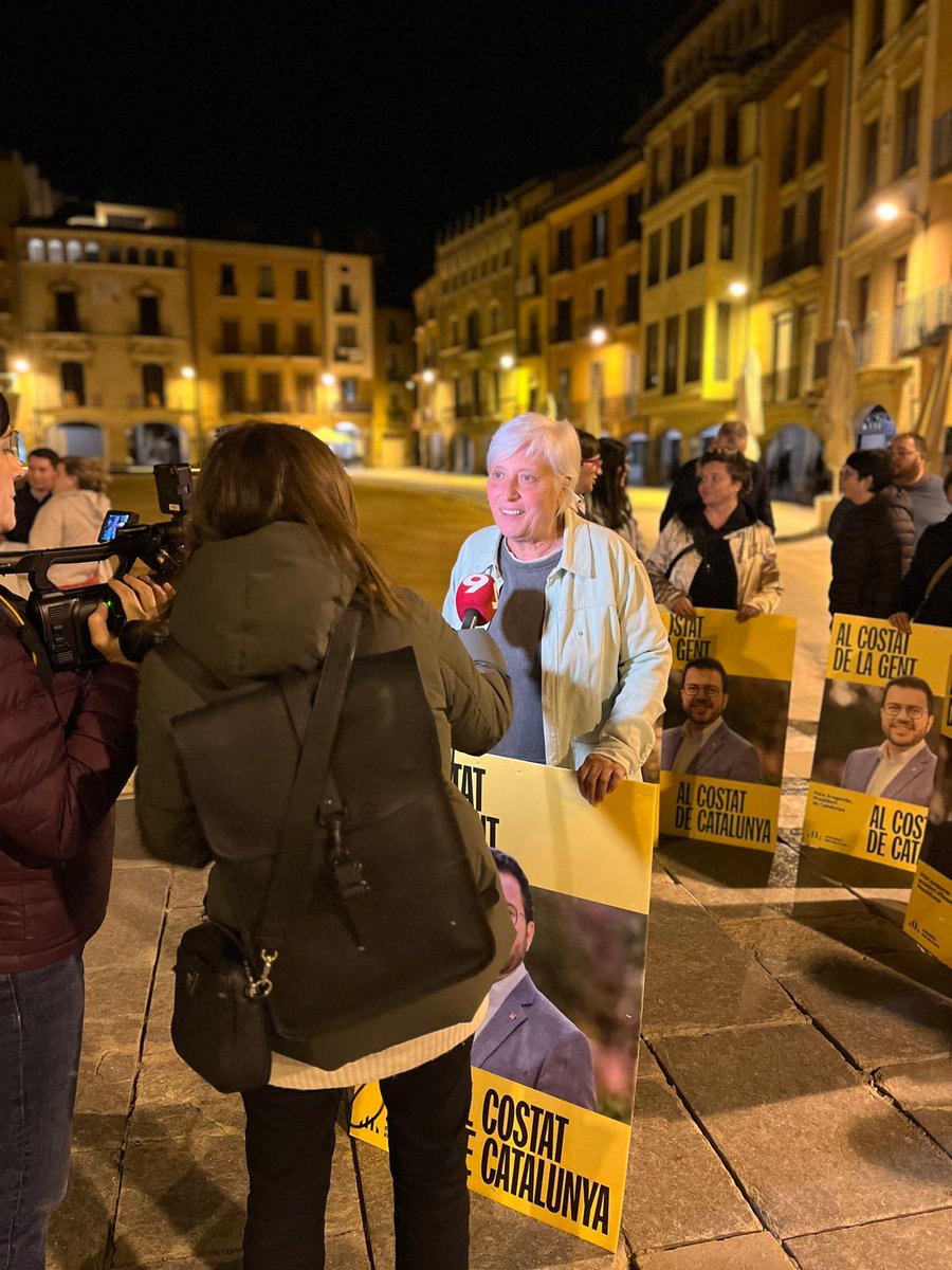 margaridafeliu's tweet photo. Comencem la campanya a la Plaça Major de #Vic amb tota la força de saber que el #12demaig el millor per #Osona i per #Catalunya és el govern d'@Esquerra_ERC. Gràcies companys/es @ERCOsona per ser-hi sempre. Som un gran equip ✊️💪@rafacuencagamiz https://t.co/QEBRJ0qSLj