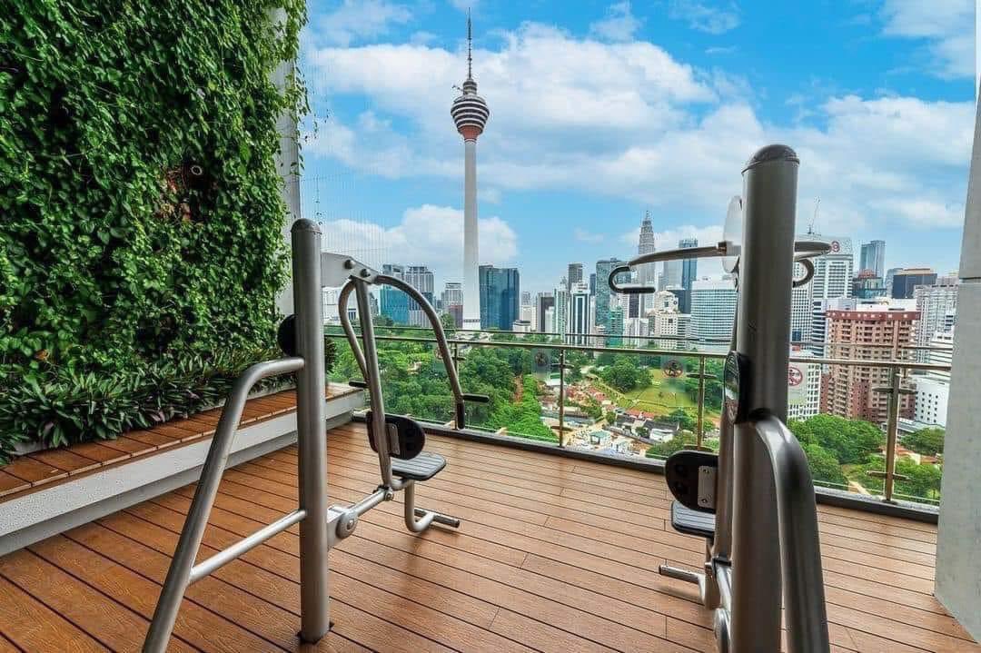 staycationig's tweet photo. Bajet staycation murah di KL. Boleh dapat serendah RM98/night. View superb. Ada pool. Boleh nampak KLCC dan KL Tower sekali tu haa. 😍🤩

📍Ceylonz Suites, Kuala Lumpur https://t.co/RqsQz9EauK