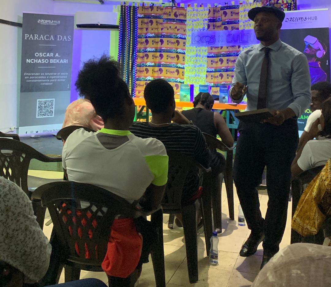 Presentación de #Paracaidas de @NchasoOscar en Banapá hoy. Una agradable experiencia y un intercambio enriquecedor con el CEO de <a href="/HubDreams/">Dreams•Hub (梦想中心)</a>.
#arte #cultura #emprendimiento #resiliencia #cambiosocial