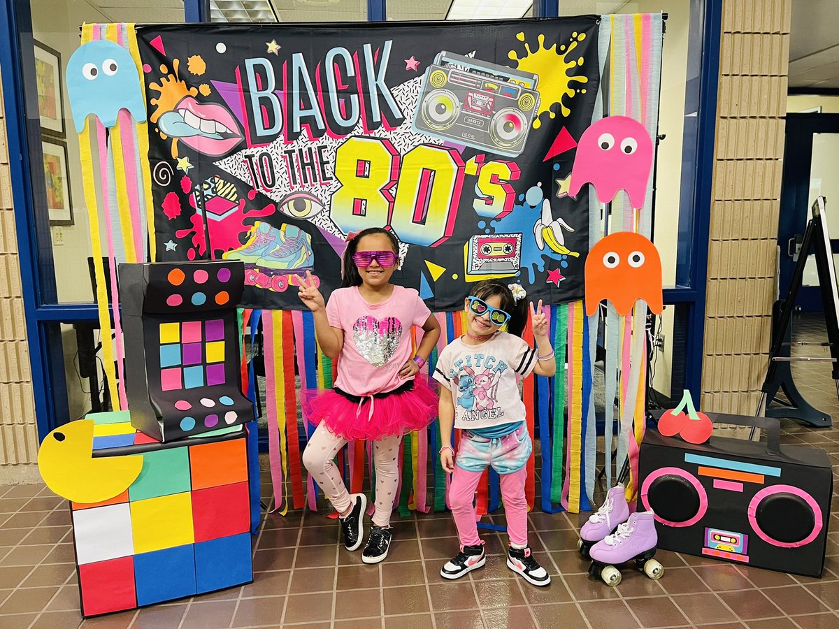 S_Rivera82's tweet photo. Staff and students enjoyed going back to the 80โs to celebrate Reesโ 40th year of excellence!! @ReesStars @AliefISD #AliefProud #Rees40th @IsauraDiana1 @SraBaezSalazar https://t.co/34u6T7sA2O
