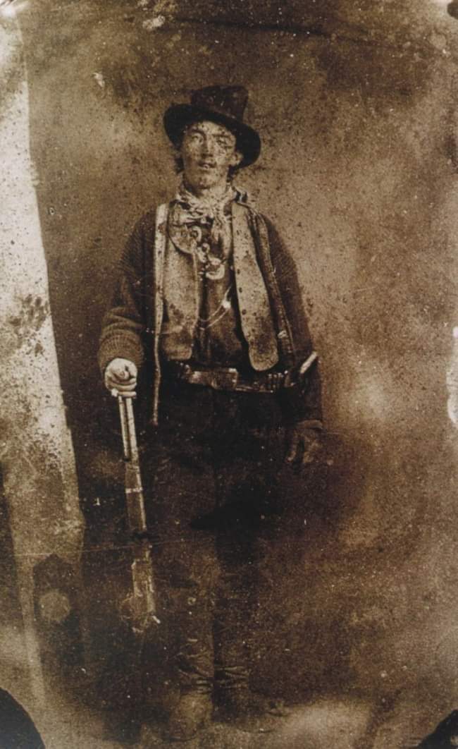 En los anales de la historia del Salvaje Oeste, hay un nombre que resuena con un eco de intriga y misterio: Billy the Kid. Un forajido legendario cuya vida estuvo marcada por la violencia, la audacia y la eterna lucha entre el bien y el mal en la frontera indomable de la…