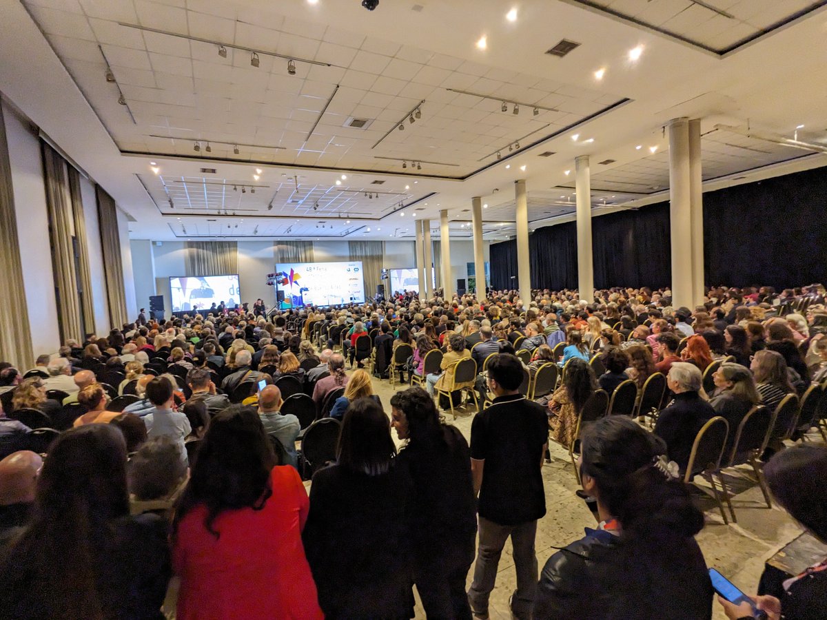 fabienpalem's tweet photo. Inauguration de la @ferialibro de #BuenosAires, la + importante foire littéraire en langue espagnole (45k m2, +1 million de lecteurs). Discours musclé du président de #FILBuenosAires A. Vaccaro contre les coupes budgétaires du gvt de J. Milei affectant le la culture. https://t.co/9S7GoUtivf