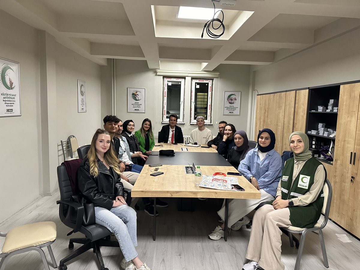 klugencyesilay's tweet photo. Genç Yeşilay ekibi ve Yeşilay şube başkanımız Aslı Karakaya’nın katılımlarıyla şubemizde toplandık ve planladığımız projeler hakkında konuştuk. Misafirlerimiz , Hakan Giray Bulut Bey ve Işı Tarcan Bey’in katılımlarıyla projemiz hakkında kendileriyle  istişarelerde bulunduk.💚 https://t.co/Fh0Janlxr2