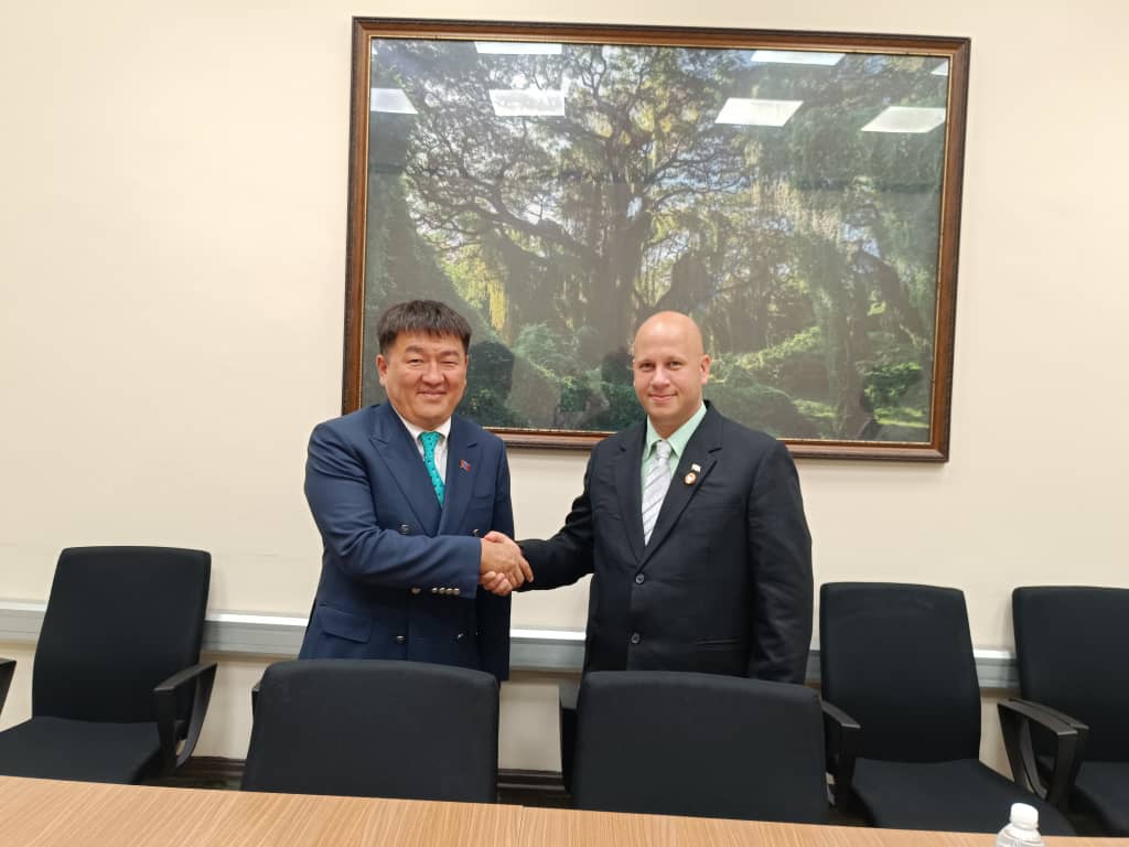 AsambleaCuba's tweet photo. Recibió el diputado Carlos César Torres, vicepresidente del Grupo Parlamentario de Amistad #Cuba🇨🇺-#Mongolia🇲🇳, en el Capitolio Nacional, al Embajador de la nación asiática en nuestro país, Zoljargal Seseer @ZoljargalS 

✅Coinciden en fortalecer relaciones interparlamentarias https://t.co/kaaVDGRA1f