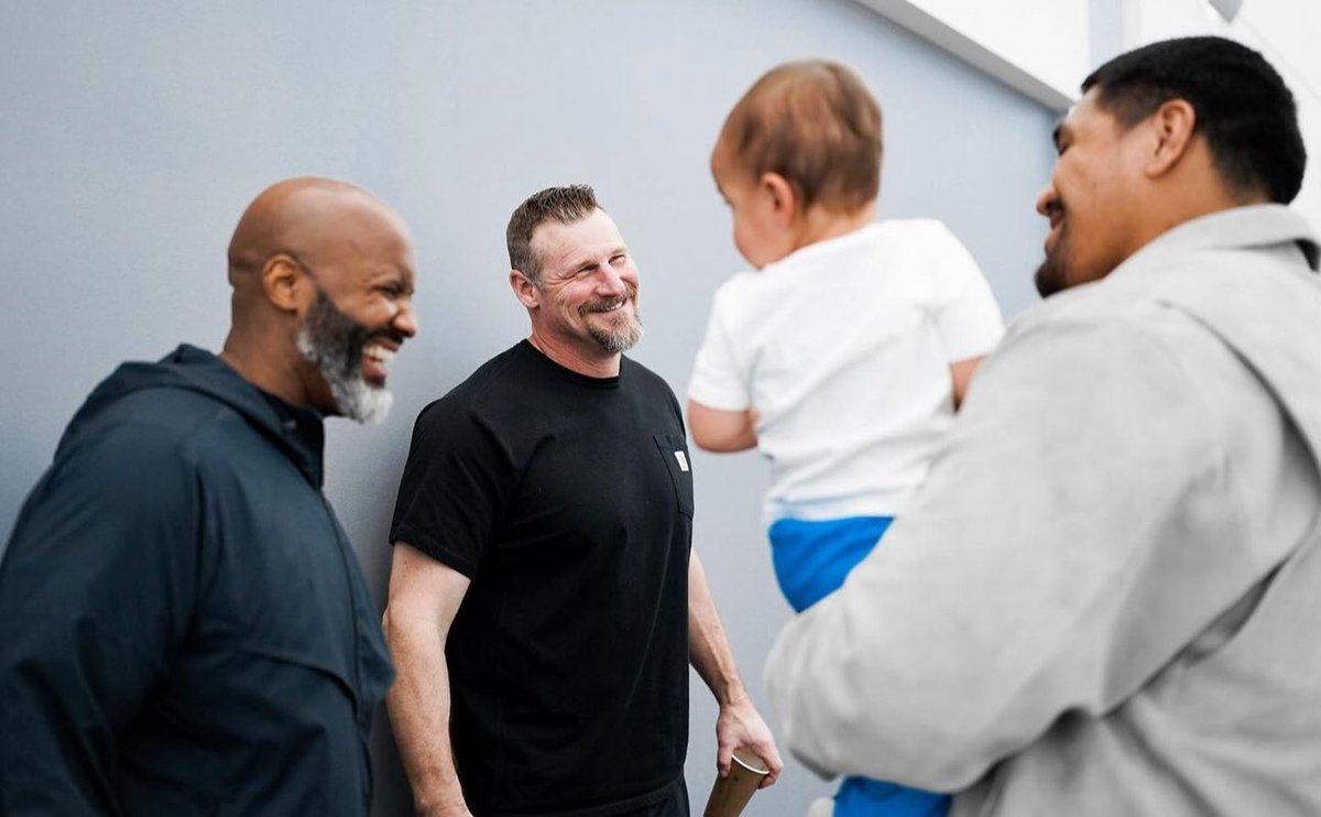 Penei Sewell’s kid taking a look at his 2 fun uncles 😂

#AllGrit #OnePride
