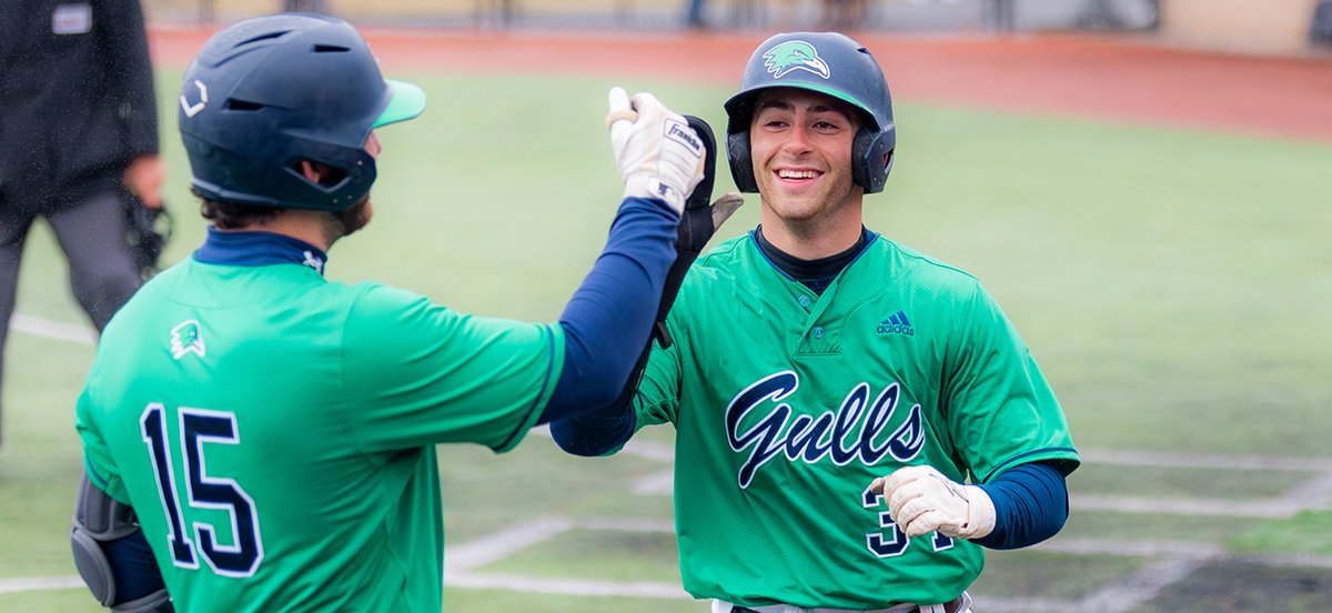 BSB: No. 1 @EndicottBASE Tops UMass Boston, 10-2 STORY ➡️ ecgulls.com/x/1umzu