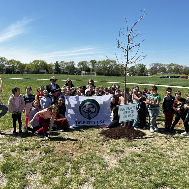 Wallin Oaks's 2nd Graders enjoyed a visit from Mayor John Argoudelis and some of the Village of Plainfield's forestry experts. Our K9 students celebrated Arbor Day by planting a tree that we'll appreciate for a lifetime!