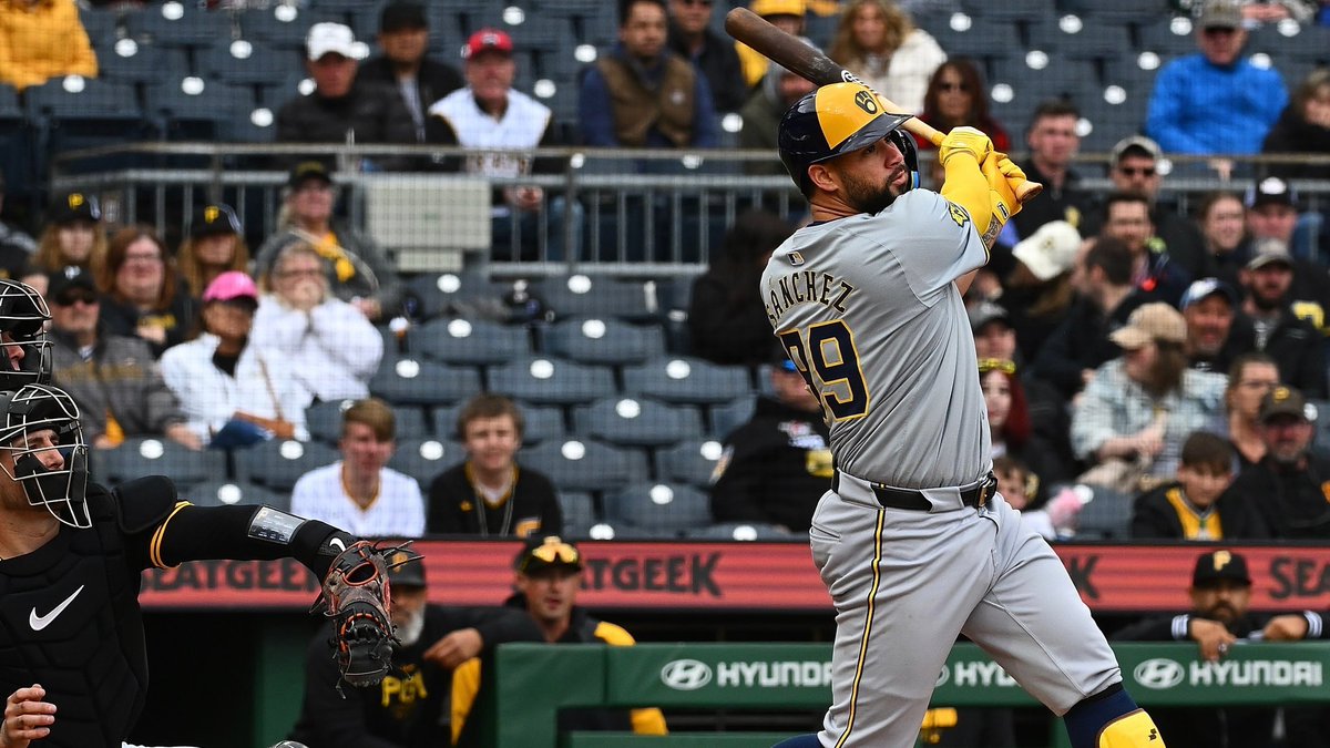 Derek Shelton made the call for the #Pirates to maintain aggressiveness and play for the late lead and a potential win rather than chance a marathon game Thursday against the Brewers, and this approach cost them. Our @cdcrisan has coverage from PNC Park: dkpittsburghsports.com/2024/04/25/wit…