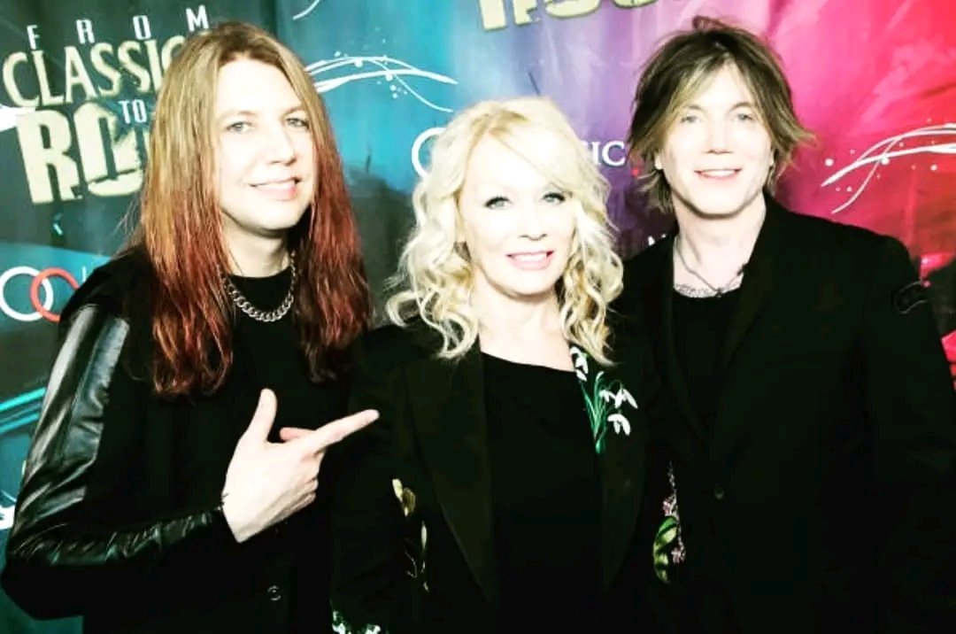 Here are is a Throwback Thursday of me with a couple of rock stars on the red carpet! 🤘 😎 please help support music education in public schools #MartenAndersson #NancyWilson #JohnRzeznik #GooGooDolls #Heart