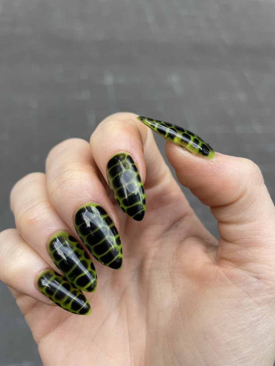 unhinged manicure #03 in @sashastiles Technelegy Green