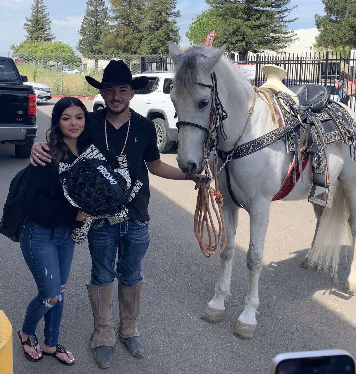 Quite possibly the coolest thing I’ve ever seen - Pablo is a senior at our school and rode his horse up to ask his girlfriend Ana to prom #PromPosal