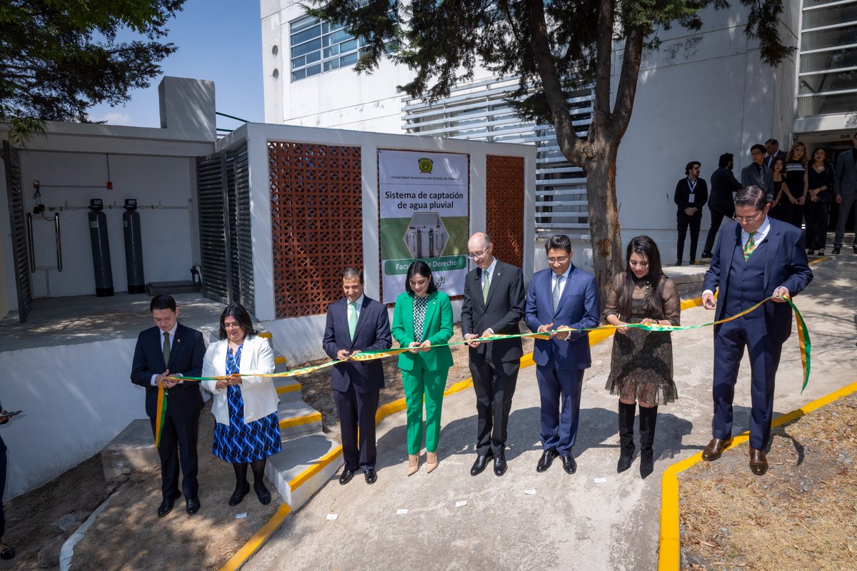 La Facultad de Derecho es referente de calidad educativa. En el primer informe de la directora María José Bernáldez, entregamos un sistema de captación de agua pluvial, un Laboratorio Digital de Idiomas, la remodelación del Edificio “C” y seis cubículos. #SomosUAEMéx💚💛