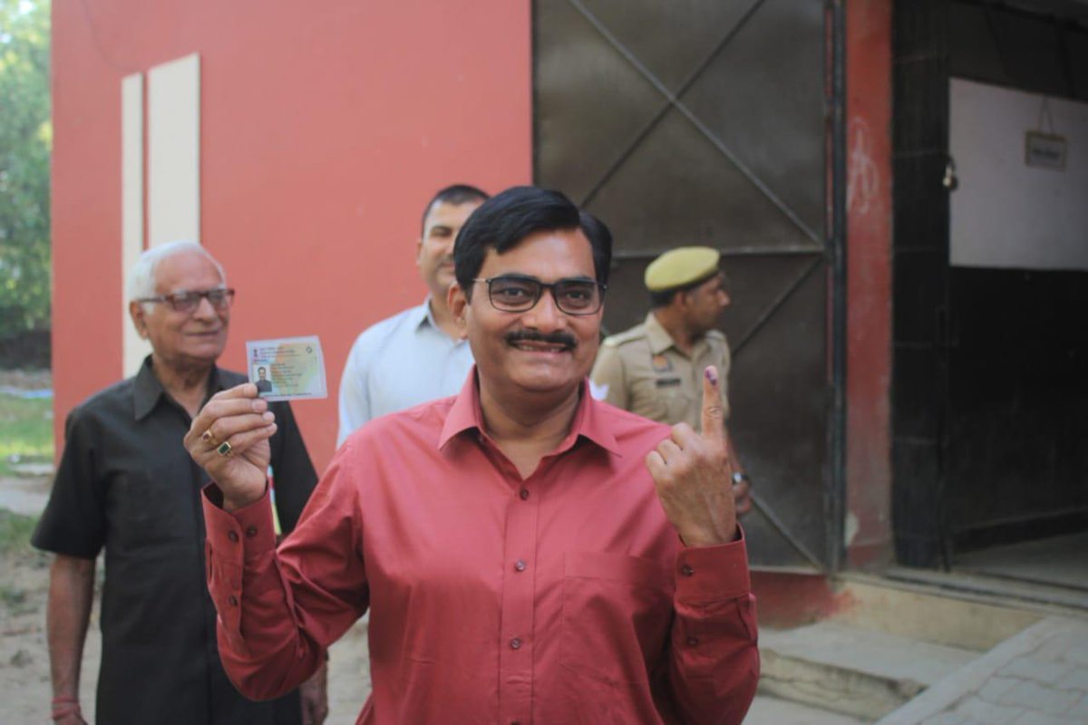 DM Ghaziabad Shri Indra Vikram Singh smiles with Pride after casting his vote at Ingraham School Come & celebrate with him🎉 #ChunavKaParv #DeshKaGarv #Elections2024 #ECI #YouAreTheOne #SVEEP @ceoup @ChiefGhaziabad @ChiefSecyUP @InfoDeptUP @dm_ghaziabad @CommissionerMe3 @ECISVEEP