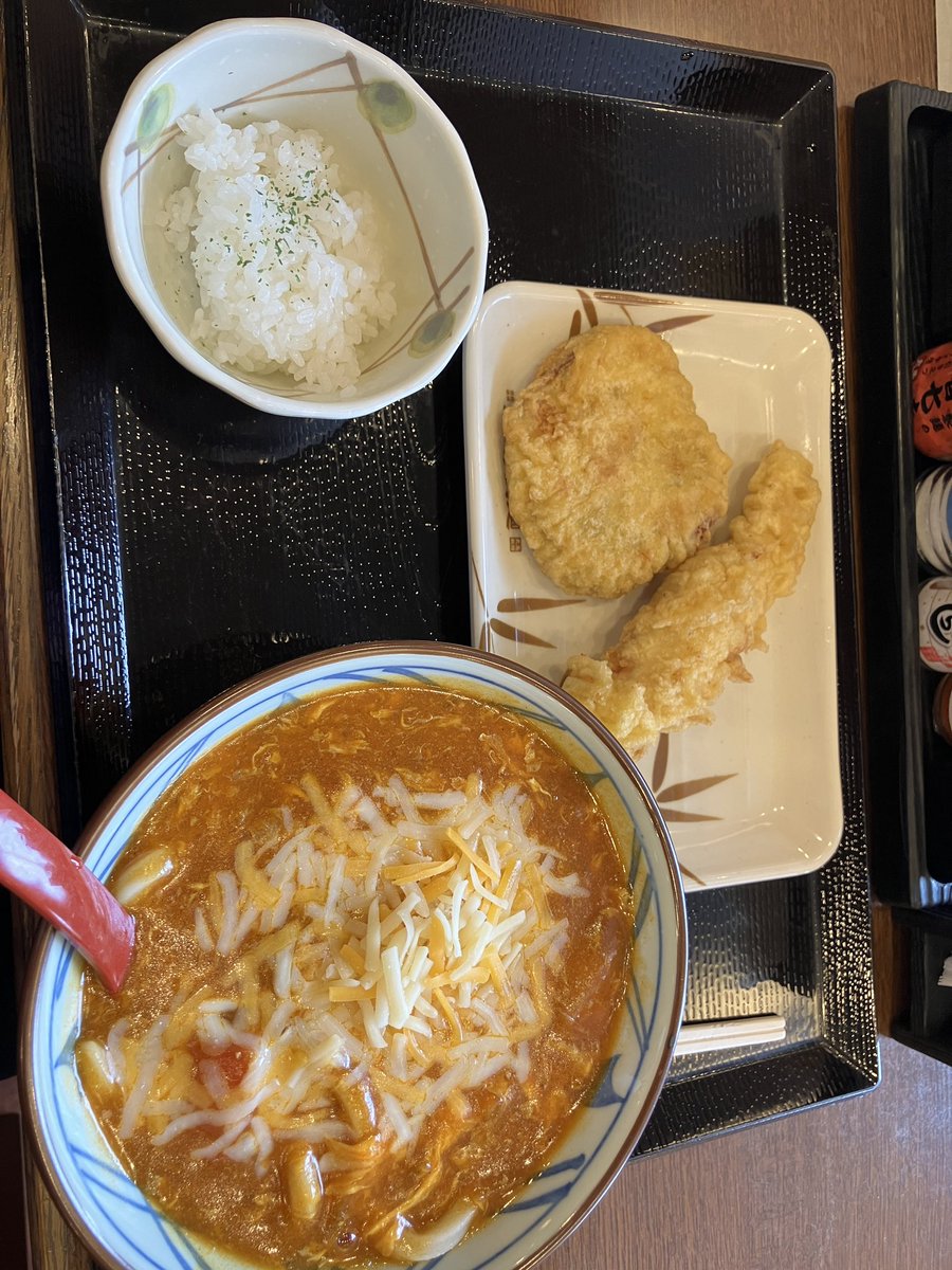 みけーた・ランチ 丸亀製麺のとろけるチーズのトマたまカレーうどん、出たからには食べずにはいられないのだっ