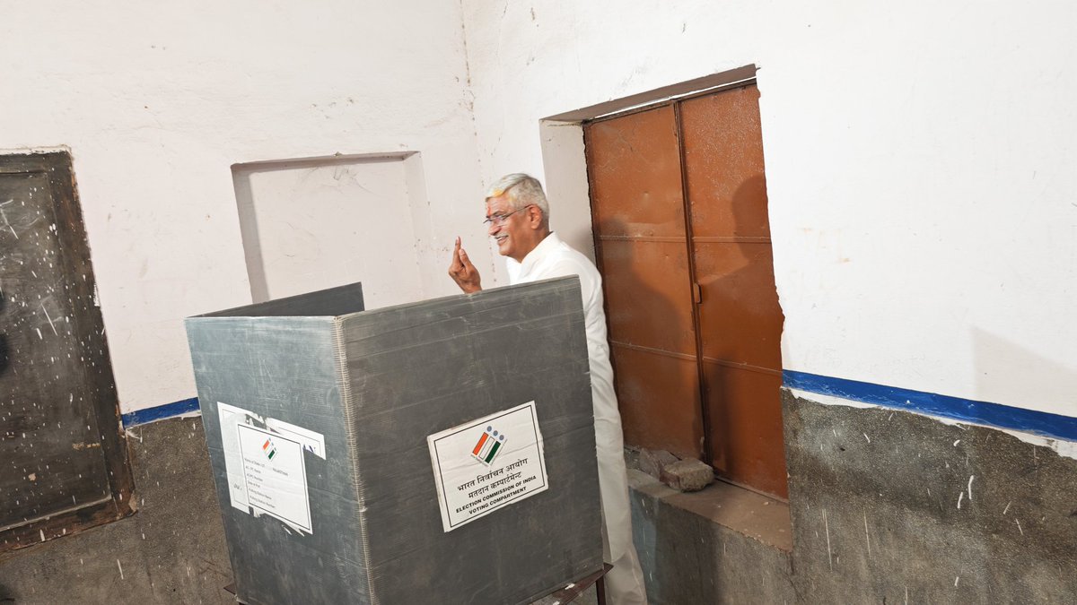भाजपा जोधपुर प्रत्याशी गजेंद्र सिंह शेखावत ने लाइन में खड़े होकर परिवार सहित किया मतदान । 
#gajendrasinghshekhawat #votevotevote #dixitparihar