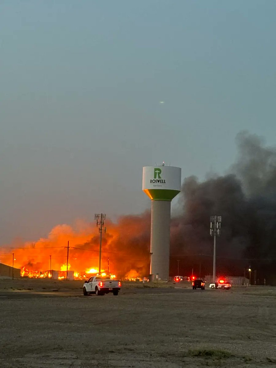 Sad news tonight #ufotwitter. The old RAAF airbase in Roswell, New Mexico is on fire and historic sites like Hangar 84 are in danger of being lost 😔. #ufox #uaptwitter #uapx @g_knapp @PaulTiberius  @rdrnews @NewsNation @rosscoulthart #roswellnm #1947