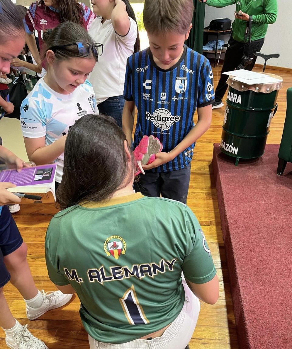 Gracias al Colegio <a href="/FrayloQr/">Fray Luis de León</a> por invitarme a presentar a <a href="/martaalemany_/">Marta Alemany</a> en su activación académica y deportiva. Marta es querida en todas partes donde va. Es un gran referente de <a href="/GallosFemenil/">Querétaro Femenil 🐓</a> 🔵⚫️