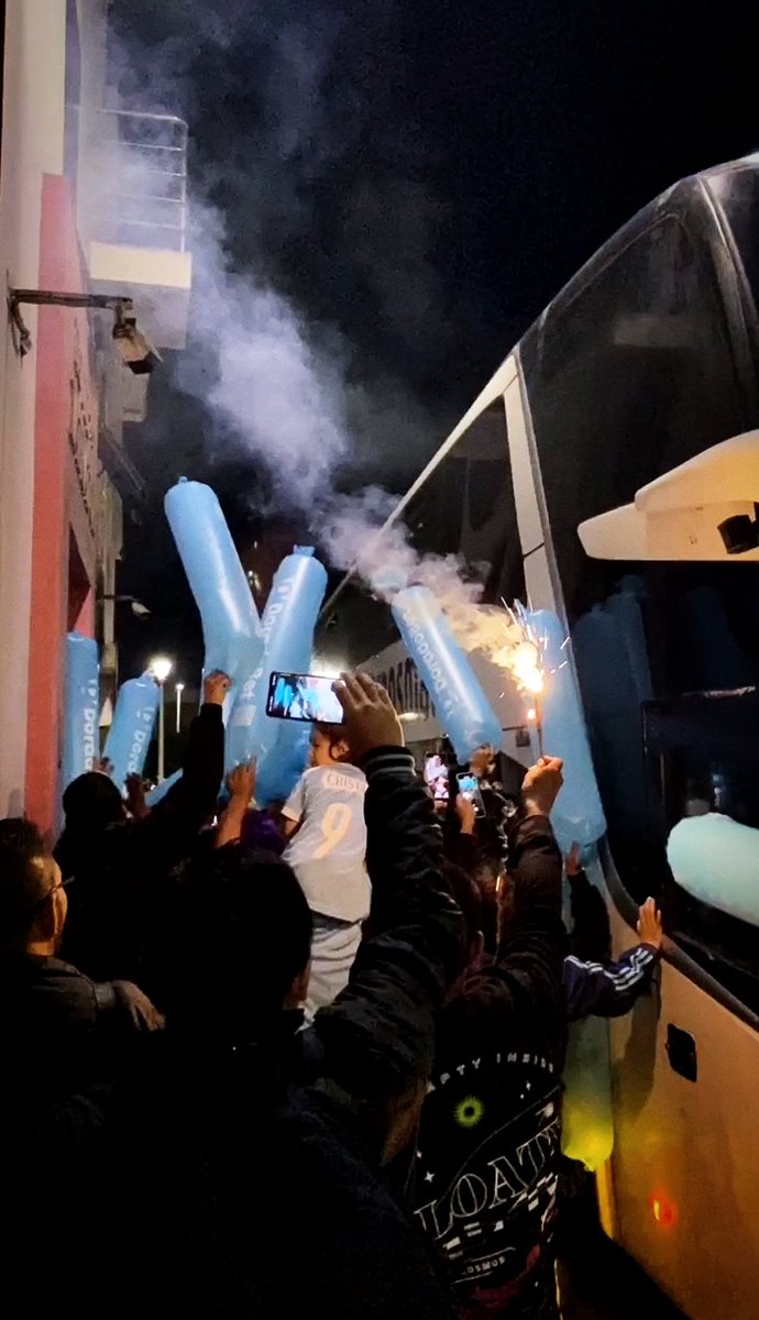 Un grupo de hinchas se acercaron a recibir al plantel de Sporting Cristal quien enfrentará mañana a la UCV en Trujillo.

¡Siempre acompañando a las chicas @HinchasSCTrux! 👏🏼🔝