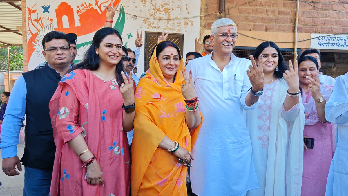 Union Minister @gssjodhpur casts his vote in #Jodhpur from where he is in the fray again. #Rajasthan is witnessing a strong tussle between the #BJP that swept all 25 seats (1 for RLP) last general election & the #Congress this time