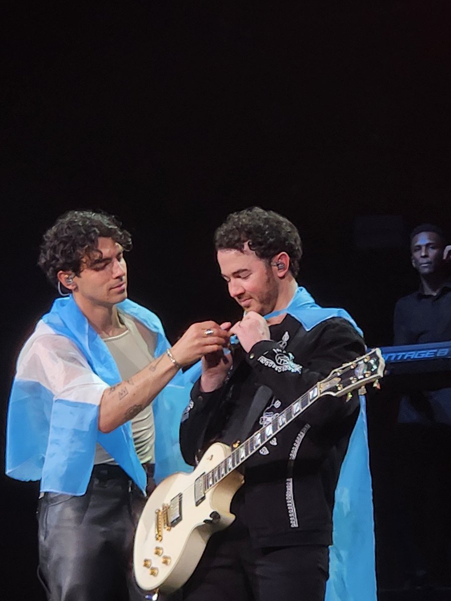 Hermanas saqué esta foto de @joejonas y @kevinjonas envueltos en la patria y quiero fallecer de lo hermosa que es 🇦🇷

@jonasbrothers 
@JBMusicARG