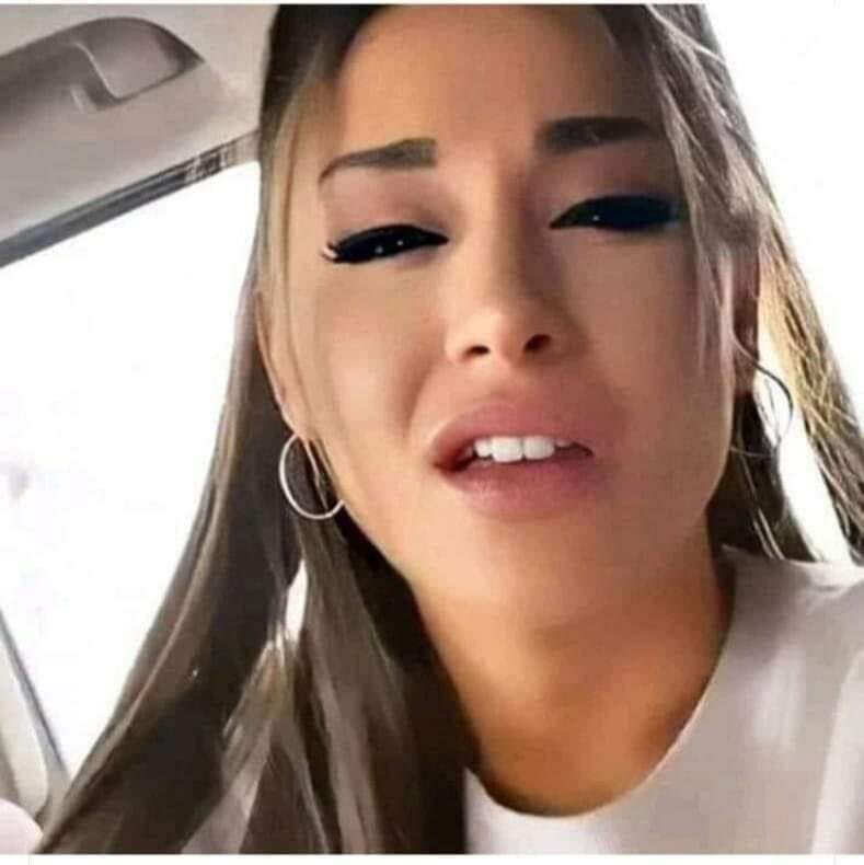 xspml's tweet photo. Ariana Grande vendo vc cantando thank u next, mas continua pegando seu ex.

Ela vendo eu cantar 7 rings sem ter 1 real no bolso. https://t.co/iqey4FjI09